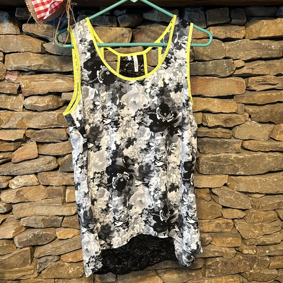 Studio Y size medium with lace back - Picture 3 of 3